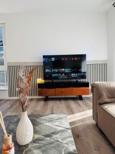 Μια τηλεόραση ή/και κέντρο ψυχαγωγίας στο Familientraum 10min zur Ostsee und nach Lübeck Zentrum mit Parkplatz & Balkon