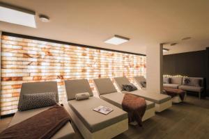 ein Wartezimmer mit Stühlen und einer Ziegelwand in der Unterkunft Résidence Premium L'Hévana - maeva Home - Appartement 3 pièces 6 personnes Prestige MAE-9844 in Les Allues + 28 Fotos