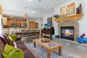 Ruang duduk di 210 Aspenwood Lodge