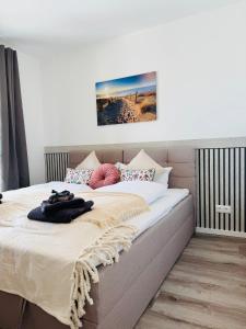 Ένα ή περισσότερα κρεβάτια σε δωμάτιο στο Familientraum 10min zur Ostsee und nach Lübeck Zentrum mit Parkplatz & Balkon