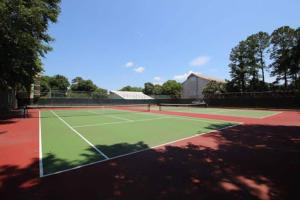 - un court de tennis avec raquettes dans l'établissement Hilton Head Haven Coligny Beach 3 Balconies, à Île de Hilton-Head