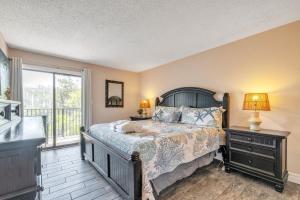 une chambre avec un lit et une grande fenêtre dans l'établissement Hilton Head Haven Coligny Beach 3 Balconies, à Île de Hilton-Head
