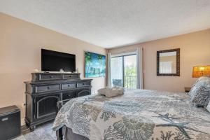 - une chambre avec un lit, une télévision et une commode dans l'établissement Hilton Head Haven Coligny Beach 3 Balconies, à Île de Hilton-Head 30 autres photos