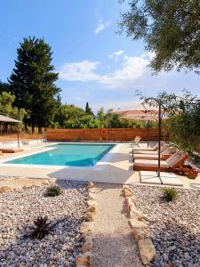 Bazén v ubytování Rustic Luxury Villa Lefkas Greece nebo v jeho okolí
