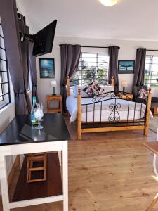 Giường trong phòng chung tại Whale Tale near Kite Beach