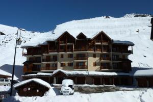 ein großes Gebäude mit Schnee auf einem Berggipfel in der Unterkunft Résidence Le Peclet - LE PECLET APPARTEMENT SPACIEUX ET TRES BEAU MAE-7441 in Val Thorens + 1 Foto