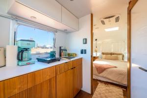 Postel nebo postele na pokoji v ubytování The Outpost Grand Canyon