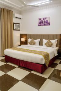 ein Schlafzimmer mit einem großen Bett in einem Zimmer in der Unterkunft شقق جنان المخدومة Jenaan Apartments in Najran