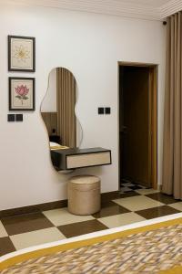 ein Ankleidezimmer mit einem Spiegel und einem Tisch in der Unterkunft شقق جنان المخدومة Jenaan Apartments in Najran