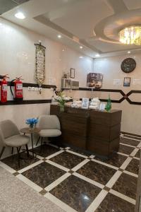 ein Friseursalon mit zwei Stühlen und einer Theke in der Unterkunft شقق جنان المخدومة Jenaan Apartments in Najran