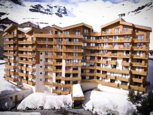 een gebouw in de sneeuw met een berg op de achtergrond bij Résidence Roche Blanche - VAL THORENS STUDIO 2 PERSONNES CENTRAL MAE-7793 in Val Thorens