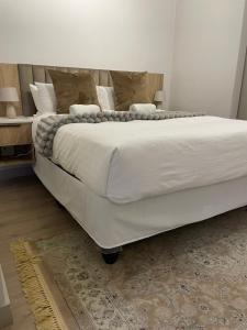 Ένα ή περισσότερα κρεβάτια σε δωμάτιο στο One Rosebank Unit 11