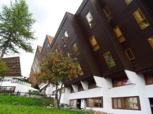 a building with a tree in front of it at Résidence Cachette - Appartement 3 pièces 7 personnes à Arc 1600 en centre station proche des commerces et des pistes MAE-1687 in Arc 1600