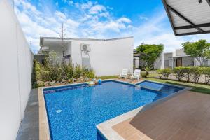a swimming pool in the backyard of a house at Jacó Condo 3 BR, Pool & families in Jacó
