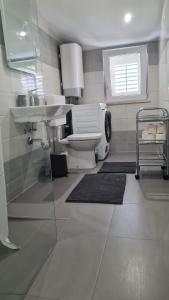 Ένα μπάνιο στο Apartments NewWay Bol