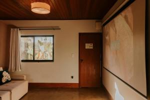 戈亚斯州上帕莱索Vila Astra - jacuzzi gigante, telão 120 polegadas, próximo de tudo的有门和窗的客厅 更多64张照片