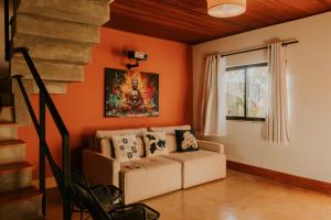 戈亚斯州上帕莱索Vila Astra - jacuzzi gigante, telão 120 polegadas, próximo de tudo的带沙发和窗户的客厅