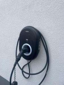 a black corded phone hanging on a wall at Zentral gelegenes wohnhaus in Oedt