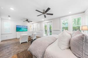 Μια τηλεόραση ή/και κέντρο ψυχαγωγίας στο Elevate 30A! Golf Cart, Bikes & Resort Pool!