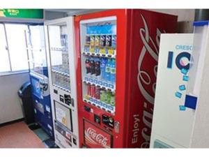un distributeur de soda Coca-Cola dans un magasin dans l'établissement Smile Hotel Hachinohe - Vacation STAY 92025v, à Hachinohe