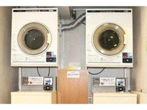 deux micro-ondes sont accrochés au mur dans l'établissement Smile Hotel Hachinohe - Vacation STAY 92025v, à Hachinohe