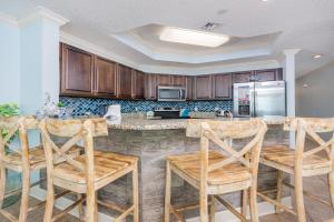 Η κουζίνα ή μικρή κουζίνα στο Phoenix West 1805 condo
