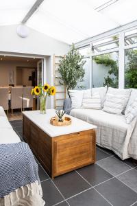 セント・ヘリア・ジャージーにあるSandringham Houseのソファとコーヒーテーブルのあるリビングルーム +59枚の写真