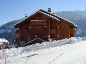 a large building with snow in front of it at Résidence Bergerie Des 3 Vallees D - Joli appartement 3 pièces 4 personnes situé sur Les Allues dans un quartier calme MAE-1971 in Les Allues