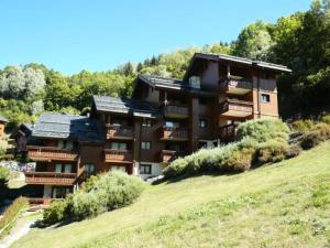 an apartment building on a hill with trees at Résidence Fermes De Meribel Daguet - Appartement 3 pièces 6 personnes à Méribel Village aux pieds des pistes avec accès à la piscine couverte MAE-2020 in Les Allues