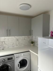 Η κουζίνα ή μικρή κουζίνα στο Relax in Style - Ivernia House - Modern 3 bed near Anfield