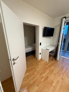 Televisyen dan/atau pusat hiburan di Airport Apartment Rauchenwarth