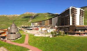 ティーニュにあるRésidence Le Palafour - Studio 5 personnes à Tignes au pied des pistes, des commerces, de l'ESF et de l'office du tourisme dans le quartier du lac. App MAE-2052の建物や山々のある街並み