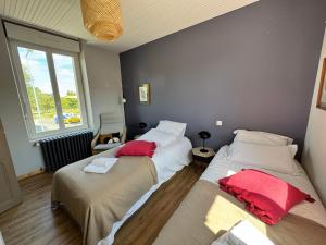 Postel nebo postele na pokoji v ubytování Maison Malabry en hyper centre avec jardin 6 pers