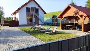 eine Gruppe von Bänken in einem Hof neben einem Gebäude in der Unterkunft Apartamenty Klangor in Mrągowo