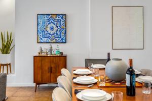 - une salle à manger avec une table et une bouteille de vin dans l'établissement Mirador Desert Oasis by ACME House Company, à Palm Springs