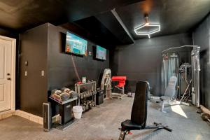 Γυμναστήριο ή/και όργανα γυμναστικής στο FlightDeck HotTub Fireplace NearAirport FamilyHome