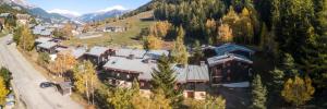 una vista aérea de un gran edificio en las montañas en Résidence Les Arolles - LES AROLLES - AR40A MAE-3104, en Villarodin-Bourget