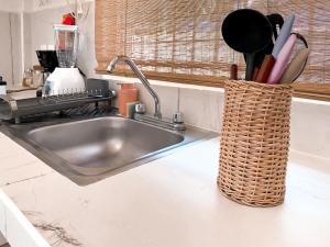 a kitchen sink with a knife holder next to it at Cocoa by Casa Momo Apartamento Acogedor y Céntrico in Bacalar