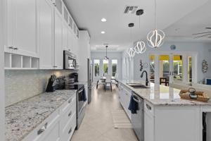 フォートピアースにあるLuxurious 4-Bedroom Pool Home -Walk to Beach & Restaurantsのギャラリーの写真