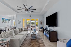 フォートピアースにあるLuxurious 4-Bedroom Pool Home -Walk to Beach & Restaurantsのギャラリーの写真