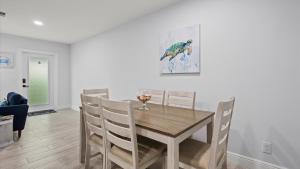 フォートピアースにあるBeautifully Renovated Villa Across the Street from the Oceanのギャラリーの写真