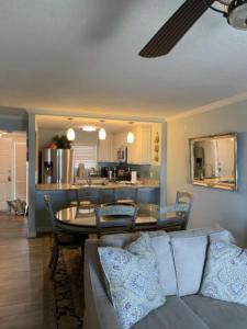 Η κουζίνα ή μικρή κουζίνα στο Emerald Isle 609 Gulf Views Close to Beach