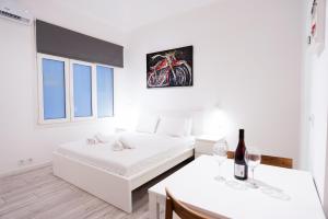 - une chambre avec 2 lits et une table avec des verres à vin dans l'établissement Syntagma square 25sqm Cozy studio, à Athènes