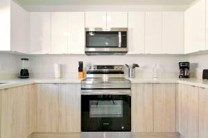 Η κουζίνα ή μικρή κουζίνα στο Stunning 3-Bedroom Duplex with Free Parking