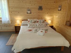 莱斯塞尔涅斯阿布B&B Le Chalet的卧室里有一张床，床上放着两条毛巾。