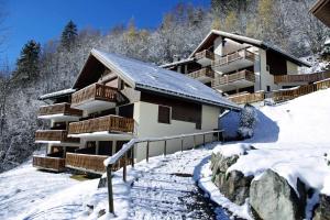 eine Skihütte im Schnee mit schneebedeckten Bäumen in der Unterkunft Résidence BruyÈres - Les Hauts De Planchamp - 3 Pièces pour 6 Personnes MAE-3322 in Champagny-en-Vanoise