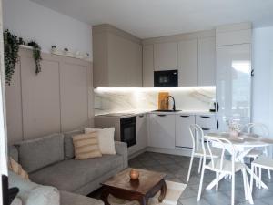 a living room with a couch and a table at La Bella Riva in Sarnico