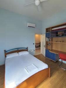 Zografia cottage في Lámpou Mýloi: غرفة نوم بسرير ابيض كبير وكرسي احمر