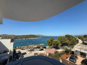 une vue sur l'océan depuis le balcon d'une maison dans l'établissement Dashaj Rooms 304, à Ksamil