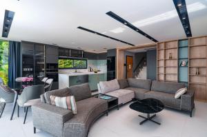 una sala de estar con un sofá y una mesa en The Villa M, en Kas